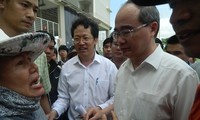 Bí thư Thành ủy Nguyễn Thiện Nhân thăm nơi tạm cư của người dân Thủ Thiêm