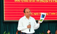 Chủ tịch nước Nguyễn Xuân Phúc trao đổi với các cử tri 