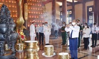 Chủ tịch nước Nguyễn Xuân Phúc dâng hương Đền tưởng niệm liệt sĩ Bến Dược 