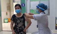 Nhân viên y tế tiêm vắc xin ngừa COVID-19 cho người dân TPHCM