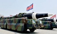 Tên lửa Scud-ER vừa mới được Triều Tiên công khai trong lễ diễu binh vào ngày 15/4. Ảnh: CNN.