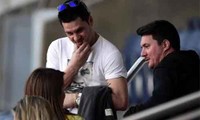 Hai anh trai của Messi, Matias (áo trắng) và Rodrigo (áo đen) trong một lần dự khán buổi tập của Barca. Ảnh: Sun