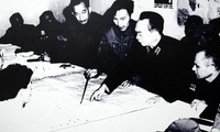Đại tướng Võ Nguyên Giáp duyệt phương án đánh máy bay B-52 của Bộ Tư lệnh Quân chủng PK-KQ, năm 1972. Ảnh tư liệu.