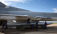 Binh sĩ Nga lắp tên lửa Kh-22 cho oanh tạc cơ Tu-22M3. Ảnh: Russian Planes.