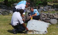 Lực lượng tìm kiếm đã tìm thấy một số mảnh vỡ nghi của MH370. (Ảnh: Reuters)