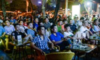 Khán giả tập trung xem bóng đá tại một quán cà phê tại Hà Nội. Ảnh: AFP.
