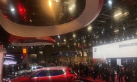 &apos;Ngôi sao mới&apos; VinFast tiếp tục là tâm điểm tại Paris Motor Show