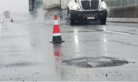 Mặt đường cao tốc Đà Nẵng - Quảng Ngãi lại xuất hiện nhiều ổ gà sau mưa lớn