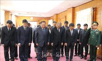Tổng Bí thư, Chủ tịch nước Lào Bounnhang Volachith (thứ 3 từ trái qua) và Đoàn tưởng niệm Đại tướng Lê Đức Anh - Ảnh TTXVN