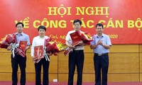 Bí thư Tỉnh ủy Lào Cai Nguyễn Văn Vịnh trao quyết định và chúc mừng các cán bộ được chỉ định tham gia Ban Chấp hành Đảng bộ tỉnh.