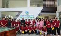 40 sinh viên ĐH Nguyễn Tất Thành tìm hiểu quy trình vận hành và xử lý chất thải của VWS