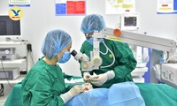 Thiếu nữ tá hỏa phải phẫu thuật đến niềm vui vỡ òa được “hồi sinh”từ đôi mắt