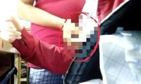Hành động sờ ngực nữ sinh được camera điện thoại ghi lại.