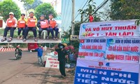 Tuổi trẻ Bình Phước hỗ trợ dân vùng biên, tiếp nước, vá xe cho người vể quê