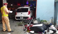 Ô tô ‘điên’ tông 2 xe máy rồi lao vào tiệm sơn làm 3 người bị thương nặng