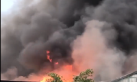 Hỏa hoạn ở Bình Dương, lửa bao trùm công ty gỗ kèm tiếng nổ lớn
