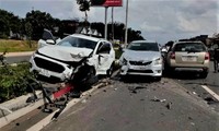 Tai nạn liên hoàn giữa 3 xe ô tô trên đường huyết mạch ở Bình Dương
