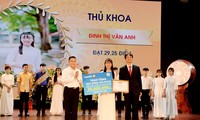 Bạn Đinh Thị Vân Anh (19 tuổi, quê huyện Nho Quan, tỉnh Ninh Bình) thủ khoa đầu vào của trường Đại học Kinh tế Quốc dân năm 2019 với 29,25 điểm khối D.