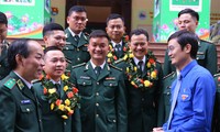 Anh Bùi Quang Huy trò chuyện cùng cán bộ, chiến sĩ BĐBP