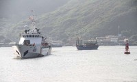 Tàu Cảnh sát biển 4038 cứu tàu cá cùng 7 ngư dân gặp nạn