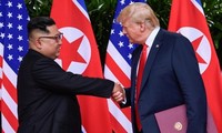 Tổng thống Donald Trump bắt tay nhà lãnh đạo Kim Jong-un trong cuộc gặp tại Singapore ngày 12/6. Ảnh: Reuters