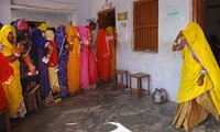 Phụ nữ xếp hàng dài tại Ấn Độ. Ảnh: AP