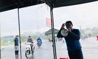 Tình nguyện viên Cần Thơ dầm mưa chống dịch COVID-19
