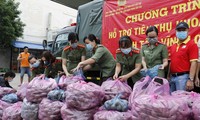 Tuổi trẻ công an thành phố Cần Thơ tặng 2 tấn khoai cho người dân ở quận Ninh Kiều