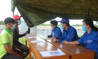Người dân khai báo y tế tại chốt kiểm soát trên địa bàn tỉnh Đồng Tháp. - Ảnh: TĐ ĐT