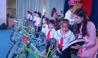Tặng xe đạp cho học sinh Đồng Tháp