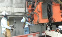 Các công nhân hàn các thanh ray để lắp đường ray đoạn metro đi trên cao thuộc gói thầu số 2 Ảnh: Huy Thịnh