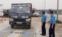 Thanh tra giao thông kiểm tra tải trọng của xe