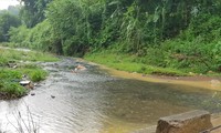 Ô nhiễm nguồn nước đầu nguồn sông Đà (ảnh lớn), khiến cá chết hàng loạt (ảnh nhỏ)