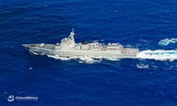 Bức ảnh trên Hoàn cầu thời báo với chú thích “Tàu khu trục Trung Quốc tập trận trên biển Đông”