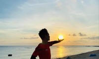Đỗ Quốc Luật "nâng" mặt trời trong buổi bình minh ở đảo Lý Sơn . Ảnh: NVCC