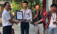 PGS.TS Hoàng Minh Sơn trao học bổng cho Vũ Đức Anh