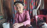 Xôn xao cụ bà 83 tuổi đạp xe lên xã xin &apos;thoát nghèo&apos;