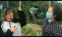 Nữ sinh bị đánh bằng mũ bảo hiểm. Ảnh cắt từ video.