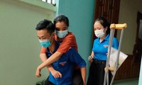Nữ sinh bị thương được tình nguyện viên đưa đón, cõng vào phòng thi