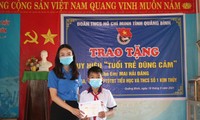 Thừa uỷ quyền của BCH Trung ương Đoàn TNCS Hồ Chí Minh, đại diện Tỉnh đoàn Quảng Bình trao huy hiệu "Tuổi trẻ dũng cảm" cho học sinh Mai Hải Đăng.