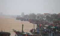 Ngư dân Bảo Ninh (Tp. Đồng Hới - Quảng Bình) neo đậu thuyền tránh lũ tại sông Nhật Lệ
