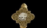 Chiếc nhẫn vàng khắc hình đầu lâu - một báu vật thời Trung Cổ được phát hiện ở Wales.