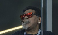 Maradona phì phèo trên khán đài khi xem trận đấu giữa Argentina và Iceland.