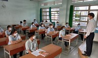 Học sinh khối lớp 9 và 12 ở Tiền Giang trở lại trường 