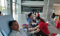 Hàng trăm nhân viên y tế hiến máu cứu người trong mùa dịch Covid-19