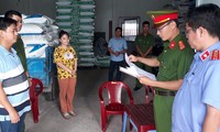 Nguyễn Trung Thành (bìa trái) nghe đọc lệnh bắt. 