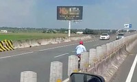 Người đàn ông liều mạng điều khiển xe máy chạy ngược chiều trên cao tốc 