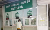 Người dân mua phiếu khám tại BV Thanh Nhàn