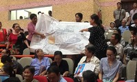 Tiếp xúc với Đoàn Đại biểu Quốc hội, người dân Thủ Thiêm sử dụng bản đồ để chỉ ra nhà đất bị cưỡng chế giải tỏa nằm ngoài ranh quy hoạch của dự án 