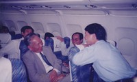 Chủ tịch nước Lê Đức Anh và biên tập viên Vũ Sơn Thủy trong một chuyến đi công tác nước ngoài năm 1995